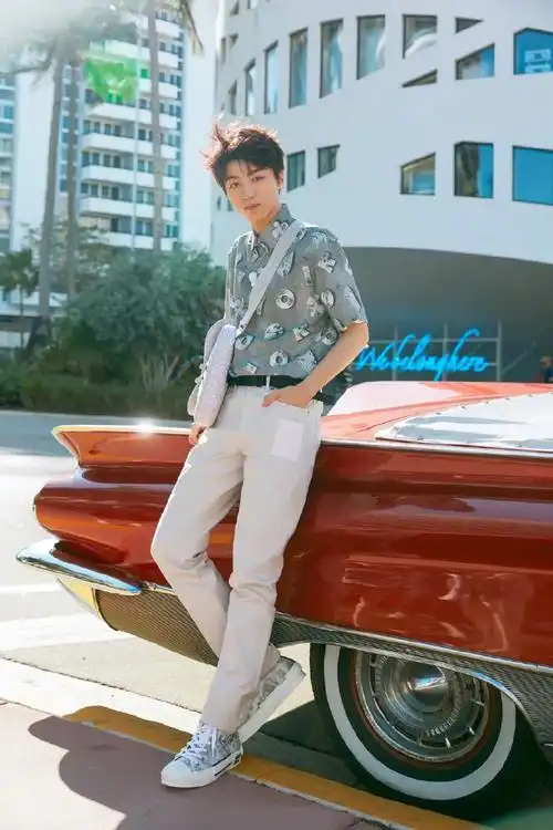 王俊凯多变的造型风格,很适合初秋穿着,这样穿帅气时髦