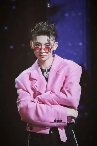 近日,小鬼王琳凯现身《跨次元新星》发布会现场,他身着粉色西装搭配