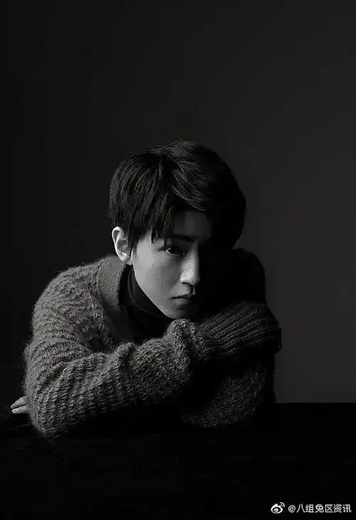 王俊凯,眼睛长得好看的人,在拍摄静态图片的时候,就很容易拍出故事感.