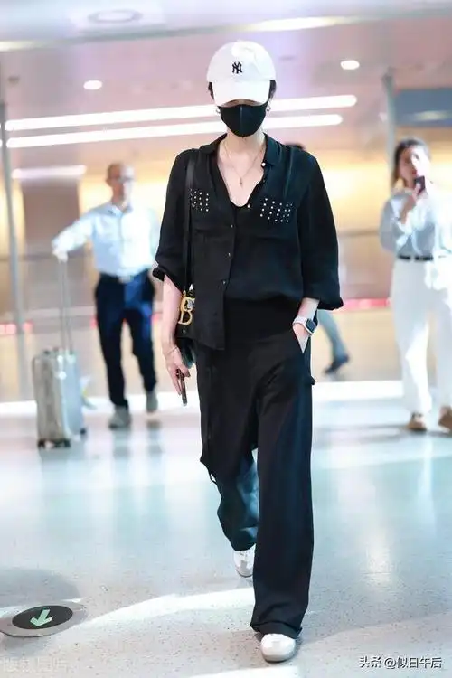 江疏影现身上海机场,身穿黑色衬衫黑色长裤利落清爽