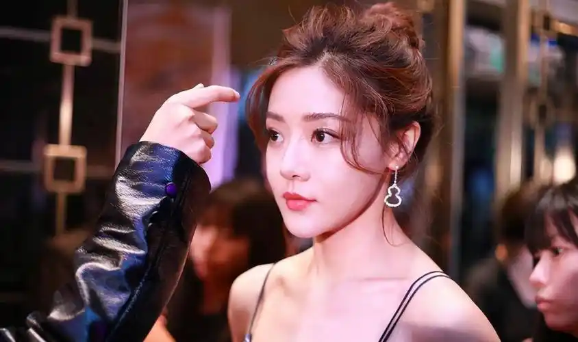 演员邓家佳,百变小姨妈:对每一个镜头都保持着敬畏之心_图片_网络