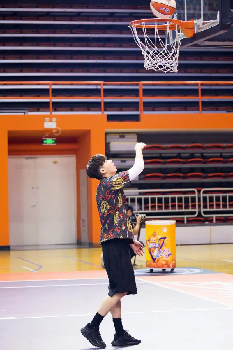 壹峰信发布李易峰九宫格帅照 今晚八点看帅哥打球