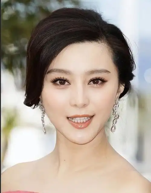 2000年,范冰冰离开贾云签约了华谊,成为了王京花手下的艺人,在她的