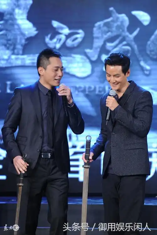 吴彦祖刘烨同台亮相活动网友直呼吴彦祖真的比刘烨帅多了