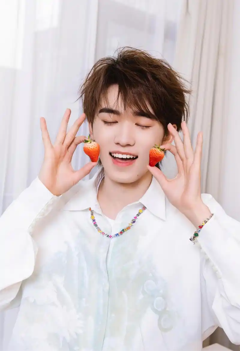 快来探索宋亚轩的春天故事吧![原文:宋亚轩心情揭秘:春天的期.