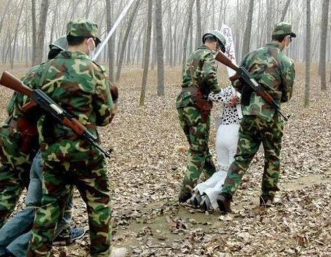 以前"枪决犯人"可以围观,为啥现在不被允许观看?主要有3方面原因