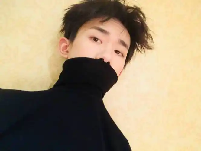 超话#这跟易烊千玺谈了有什么区别#易烊千玺喜欢的微微仰拍视角自拍