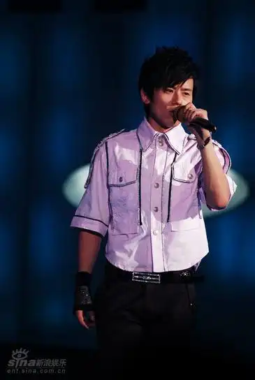 图文:2007快乐男声5进4-张杰演唱拉票