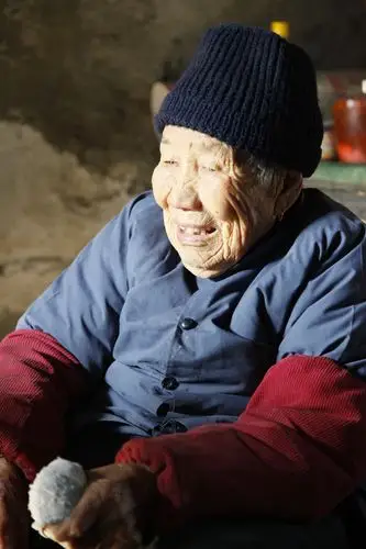 老妈妈慈祥的笑容里体现出她的理念,坚强自立,充满信心.