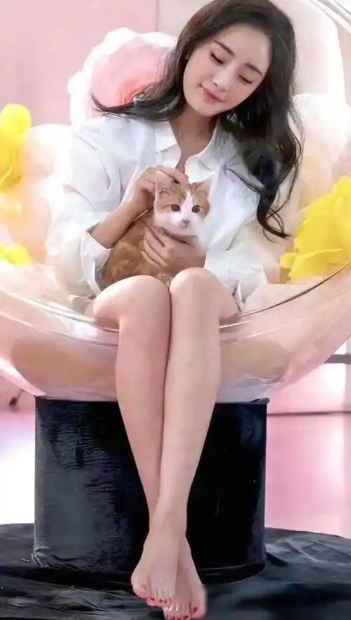 杨幂光脚拍摄花絮美腿抢镜,引发热议!