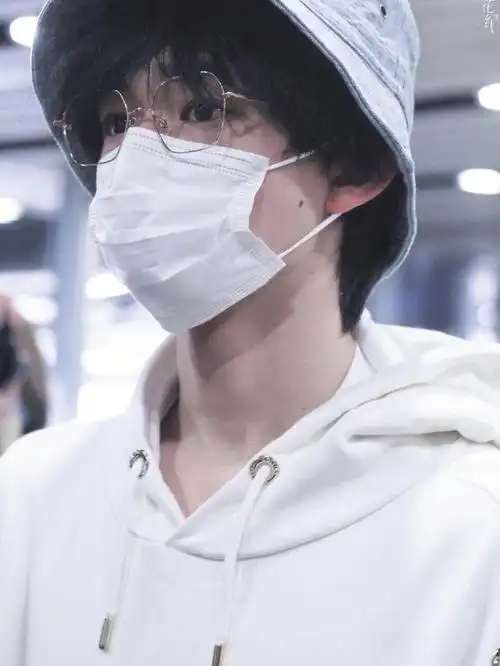 989999戴眼镜的小宋也太可了吧#宋亚轩