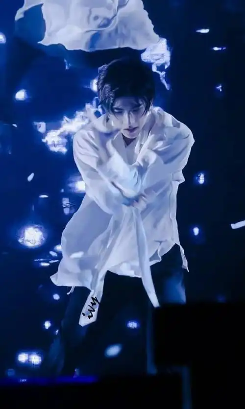 杨洋17年蓝发造型