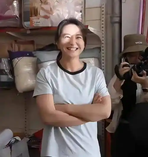 贾玲瘦100斤后大变样,面对观众现场泪流满面,如今又瘦又美_减肥_变化