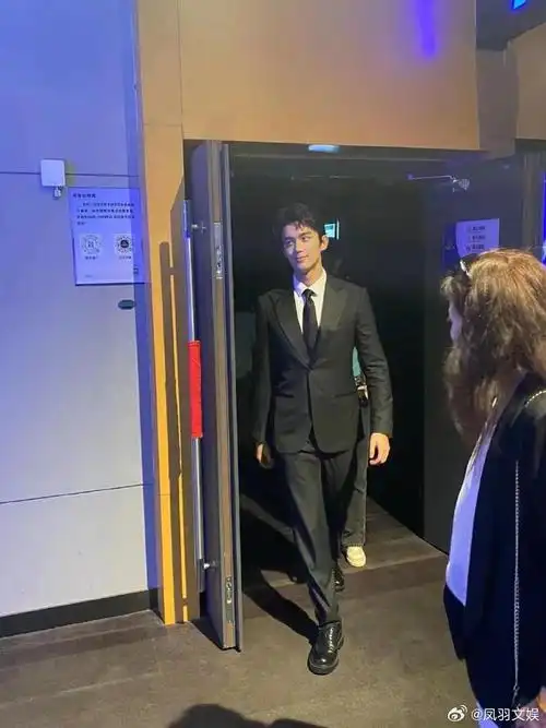 吴磊参加雅安两岸电影节##吴磊纯黑西装