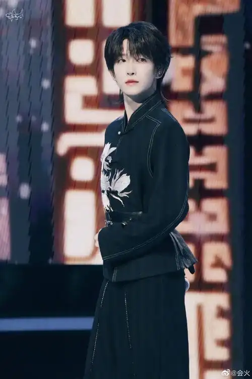 黑色昙花刺绣中式套装 狼尾发型,绝了#刘宇中国品牌日晚会饭拍#cr