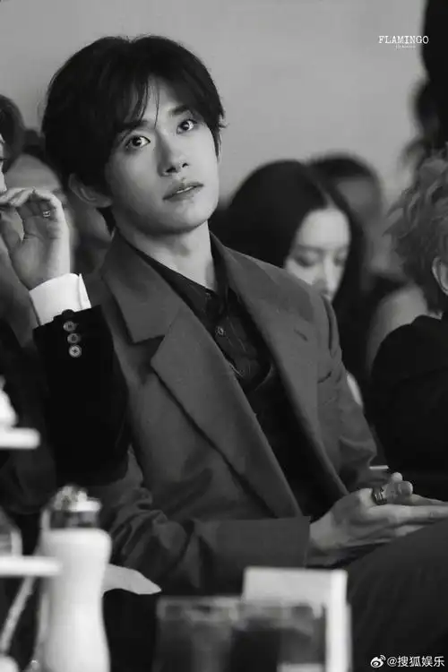 易烊千玺芭莎台下镜头##时尚芭莎年度派对##易烊千玺黑色皮内搭