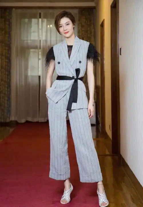 车晓又火了扎丸子头搭配抹胸连衣裙秀锁骨不光吸睛还时髦