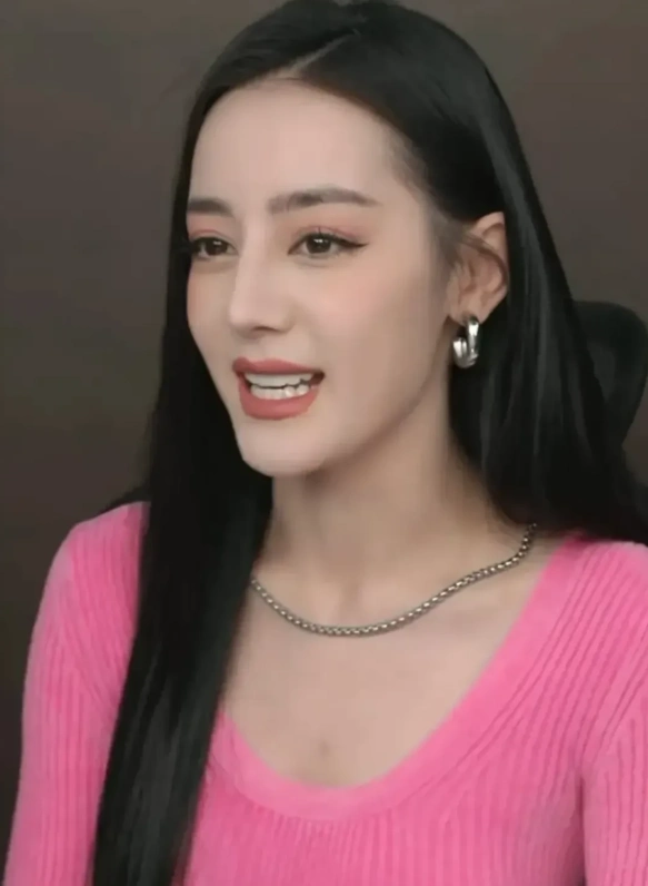 热巴做客李佳琦直播间,不仅弄了个泰式妆容,还做了"烤瓷牙"?