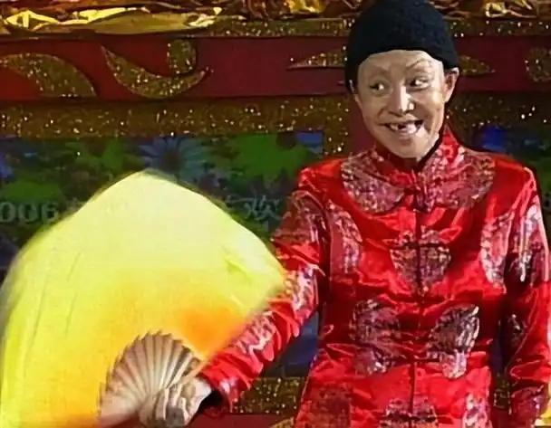 曝宋丹丹每天逛日坛公园!留寸头面容似男性,多套千万豪宅被曝光