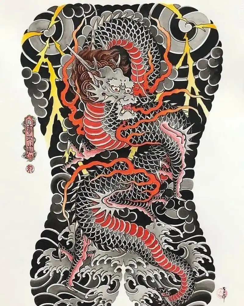 满背纹身需要分几次才能完成整个作品,所以纹身前准备好