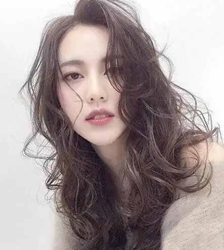 如果你是留着一头中长发,那么可以试试这种大卷发,将发尾烫成大卷度看