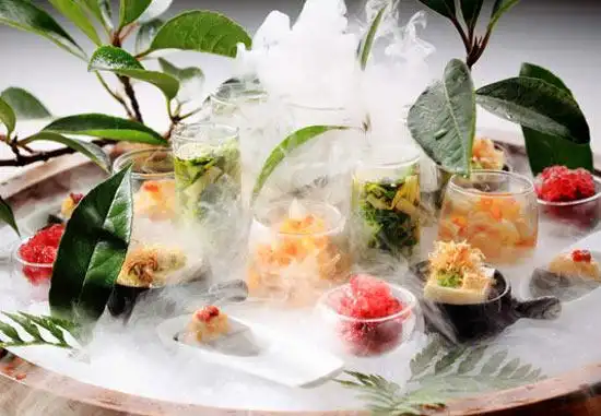 拨云见雾后,才露出了色彩丰富的各种精致菜点.