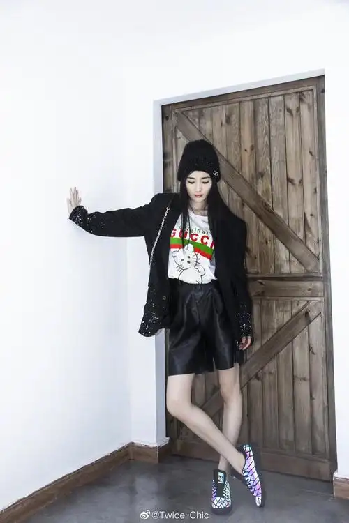 杨幂| 今日一组私服穿搭,身着宽松泼墨西服下配皮短裤与反光板鞋