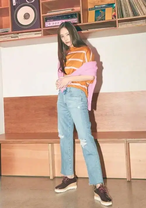 郑秀晶拍杂志演绎早春穿搭牛仔裤的花式搭配休闲又时尚超赞