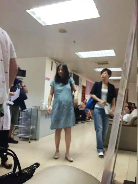 梅婷挺二胎孕肚现身妇产医院