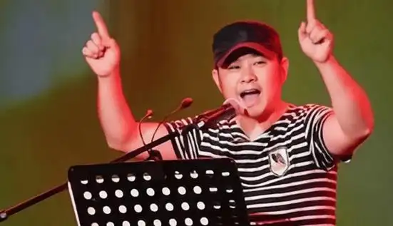 刀郎夫妇高调办庆功宴,妻子短发造型气质出众,刀郎发福撞脸徐峥_新歌