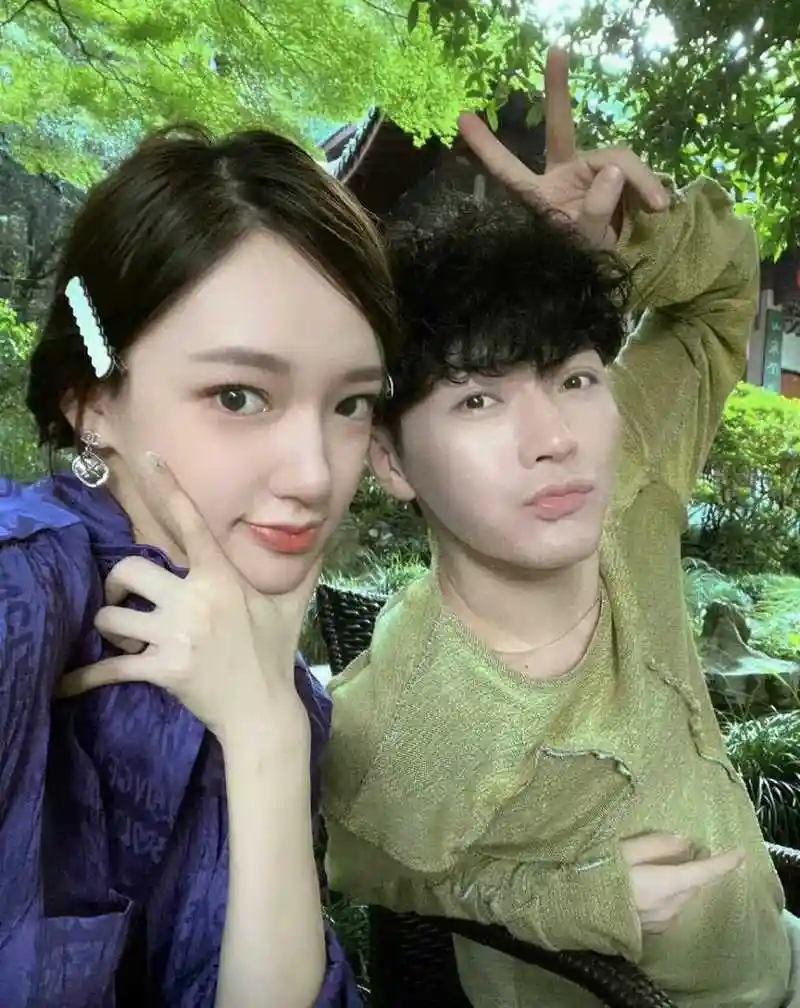 能跟程潇合影的男人,真有福气!