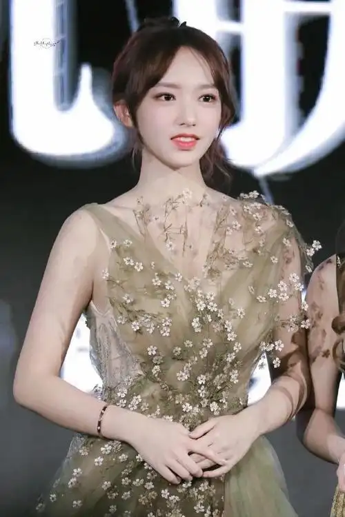 有种"胆大"叫奶潇,明明一丝不露,现场宅男却低头