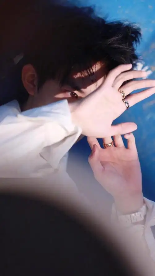 易烊千玺温柔帅气图片手机壁纸