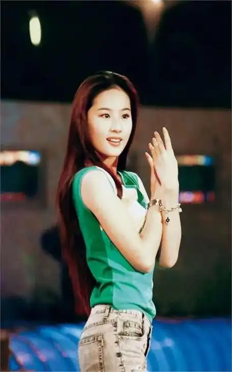 刘亦菲15岁快本旧照曝光,网友称:这才叫真正的"颜值巅峰"吧!