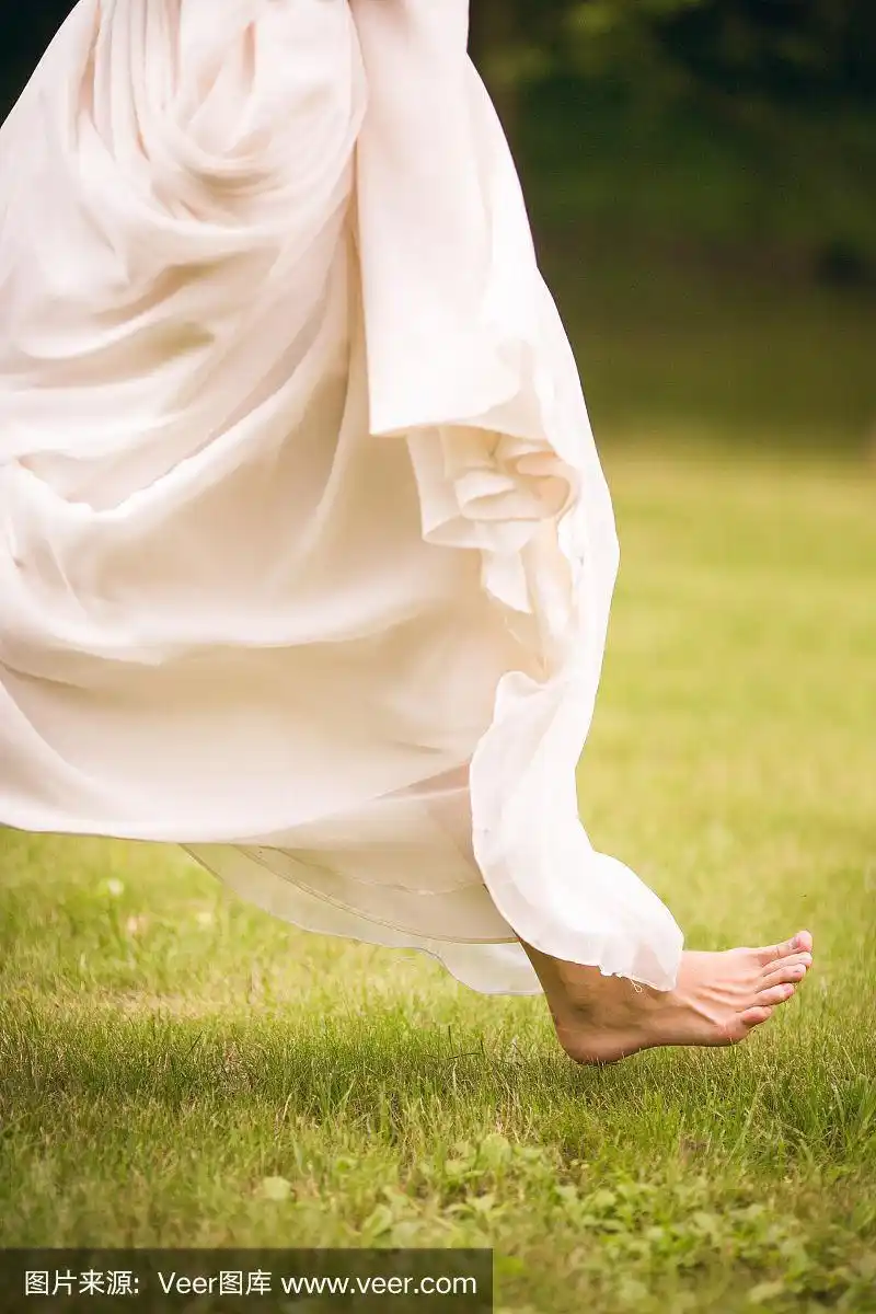 新娘赤脚在草地上奔跑