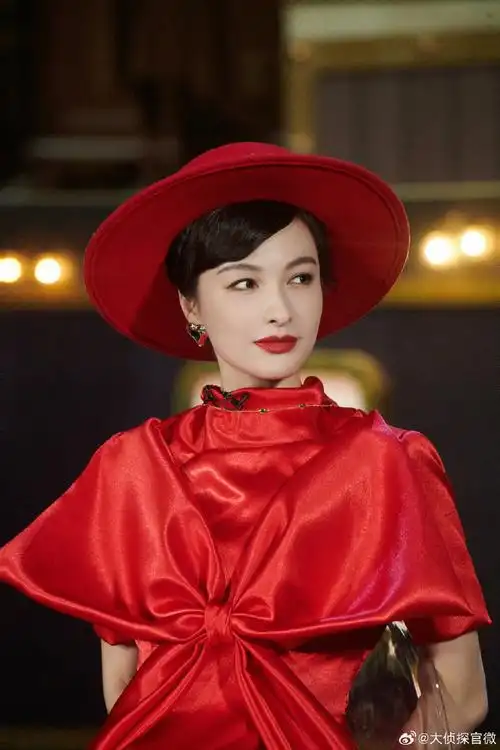 【《#大侦探黑钻大劫案#》高清剧照】之昕跳@吴昕:  公认的珠宝公主昕