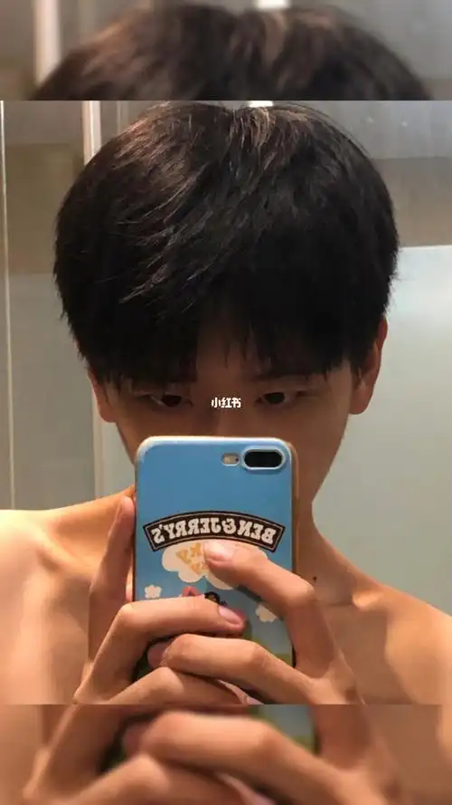 不烫不染也好看的发型推荐自然短碎盖