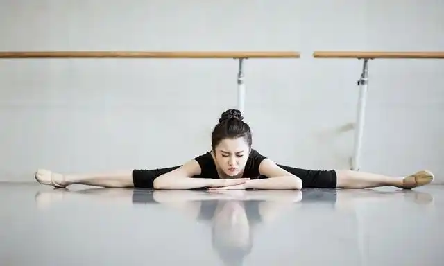 郑爽跳芭蕾视频绝美,18岁的刘诗诗和吴谨言都被她比下去了