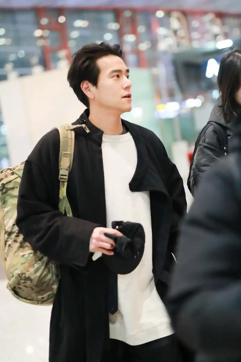 彭于晏穿大衣走机场37岁仍保持少年感182cm看腿只有160cm