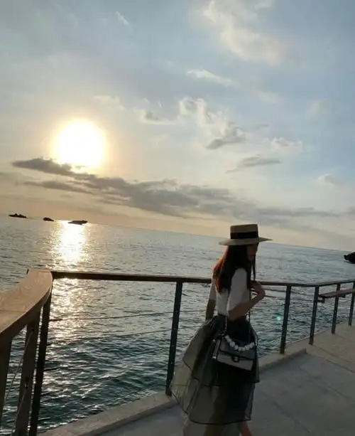 张子萱晒老公视角美照背影迷人,与陈赫频频度假生活很安逸