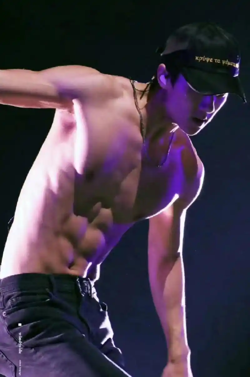 不是吧 怎么还有人没看过吴世勋的腹肌