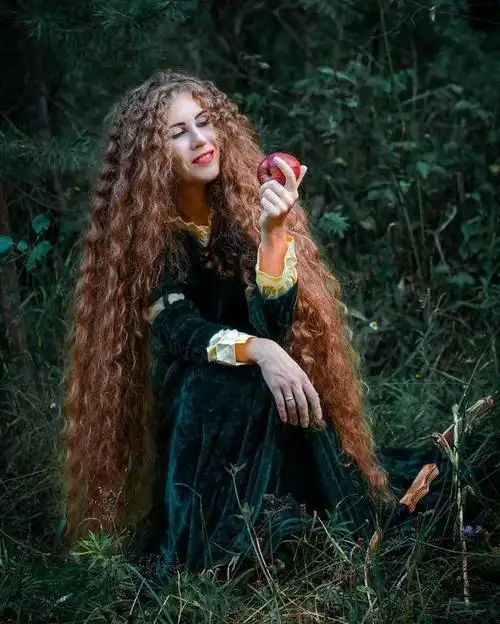 俄罗斯长发公主头发有1.3米,称长发确实不便但是自己独特的美丽