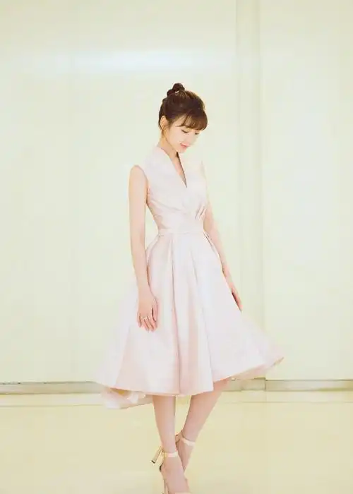 毛晓彤身穿白色抹胸长裙尽显女性魅力颇有女神范儿