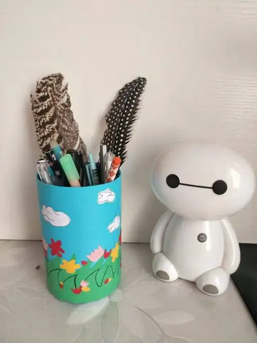 看,我用费瓶子做的笔筒出炉了,是不是你们都不认识了(=_=)