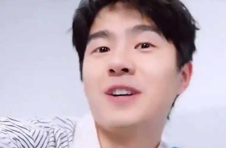 原创刘昊然近照曝光胖得五官毫无精致可言网友与路人没区别