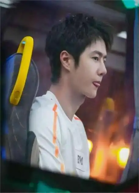 王一博在2021年通过社交平台与老乡邓亚萍互动,表达了他对参加滑雪等