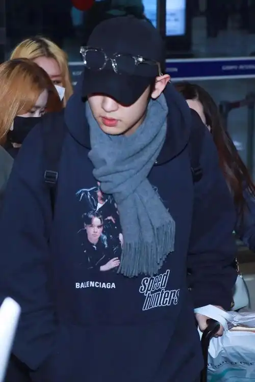 今天的状态真是超好朴灿烈微笑现身金浦机场帅气驾车离开