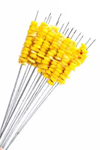 白底上放着玉米串 玉米串