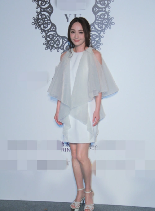 姚笛素颜不遮掩,脸色憔悴无光泽,直发披肩却不再清纯!