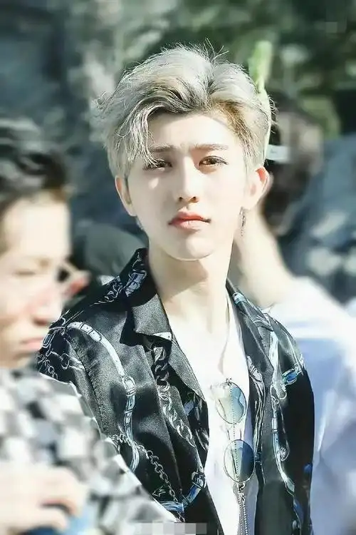 曝三字顶流一年前国外结婚,与女友出道前恋爱,蔡徐坤于朦胧躺枪